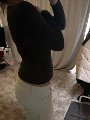 Mörk brun långärmad tröja - Mörkbrun långärmad tröja, v ringad, säljs för 50 kronor köpt för 199 kronor!