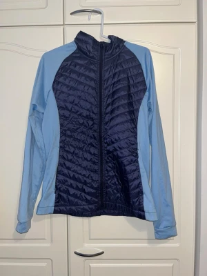 Kevyt takki 40 - Sininen kevyr takki. Hihat softshellin tapaista ja keskiosa vanua. Ollut pari kertaa käytössä. Edessä molemmilla sivuilla taskut. Koko 40. Kaikai n 48cm, olkahelma n 64cm. Eläintalous MMM Katsothan myös muut ilmoitukseni Tarjoa