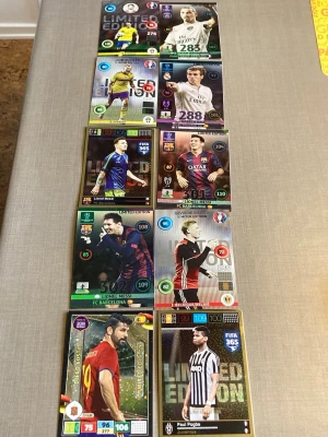 Samling fotbollskort Limited Edition - Säljer en samling med 10 fotbollskort från Panini och Topps, flera Limited Edition och specialkort. Motiven visar kända spelare i olika matchställ, med färgstarka designer och metallicdetaljer. Perfekt för dig som gillar att samla på fotboll eller vill ha snygga kort till din samling.