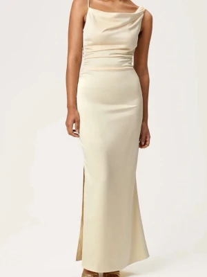 Ljusgul långklänning i satin från Adoore - Elegant ljusgul långklänning från adoore🩷Som ny!! Perfekt till bal eller liknande 🩷