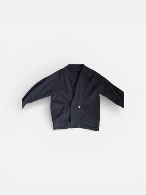 Cardigan - Mysig mörkblå stickad kofta med sjalkrage och dubbelknäppning framtill. Koftan har två fickor och ribbade muddar vid ärmslut och nederkant. Perfekt för lager på lager och en avslappnad stil.