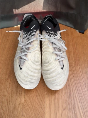 Nike phantom GX - Riktigt feta Nike phantom GX, andvönde ändats 2 gånger, kunde inte ha dem eftersom de är för breda för mig. Ingen box eller påse, samt inte original sula utan sumer från en annan fotbollssko men passar lika dant.