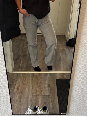 Raka midwaist jeans  - Raka gråa jeans som är midwaist 