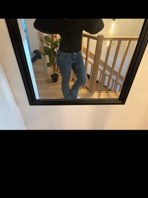 Low waist bootcut jeans - Säljer ett par blå jeans från Gina Tricot i storlek 34💞