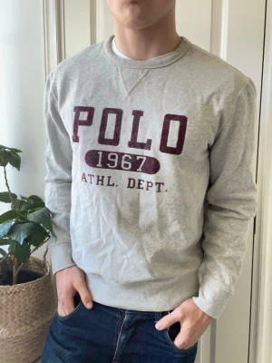 Polo sweatshirt  - Polo sweatshirt, Inga defekter förutom att själva loggan är lite sliten! Modellen i bilderna är 180 cm 75 kg och bär Storlek M , Kom med frågor! 🌟 (Kan gå ned i pris vid köp av paket 😉) 