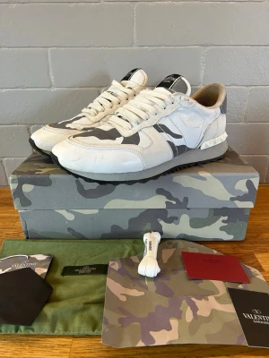 Valentino Rockrunner - Ett par Valentino rockrunners i storlek 45. Dom har reflex på de gråa områdena. Dom är sparsamt använda. Bara att skriva vid funderingar!