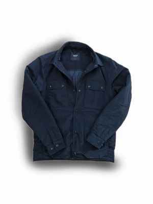 Svart overshirt jacka från Replay - Fet svart overshirtjacka från Replay. Perfekt att bära som lager över en hoodie eller t-shirt nu till våren! Skick 10/10. Billigare vid snabb affär! Jag är 181cm 74kg