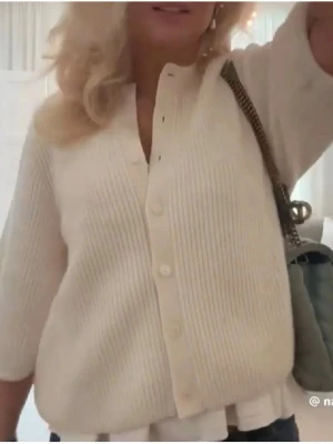 Kofta merinoull - Säljer denna så mjuka merinoull koftan från other stories som är helt slutsåld och väldigt eftertraktad!💕💕