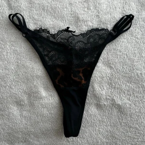 Svart spetsstring med leoparddetalj - Bliss Thong. Ny pris 179kr.