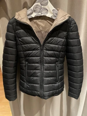 Marikoo Dunjacka  - Säljer denna Marikoo  Dunjacka dam. Passar perfekt nu till vintern eller som en vårjacka. Skick 9/10 inga synliga defekter. Storlek XS Nypris ligger runt 1500kr men säljer nu för endast 449kr Tveka inte att höra av dig vid minsta lilla fundering! 