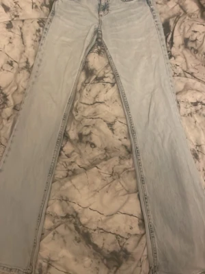 Ljusblå raka jeans - Säljer ett par ljusblå jeans med raka ben. Midjan är midwaist. Lite slitna längst ner men inget som märks så mycket.