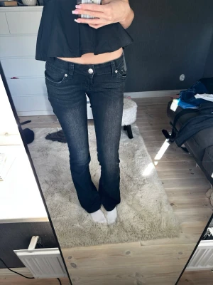 Svarta bootcut jeans med låg midja - Säljer dessa as snygga jeans då det inte längre kommer till användning storlek M/L passar mig som bär S också!!💕💕 midja-38,5         Innerbenslängden- 90 