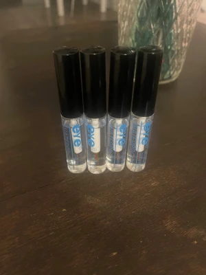 Eye Waterproof franslim 4-pack - Fyra tuber Eye Waterproof franslim med svart lock och genomskinlig behållare. Perfekt för att fästa lösögonfransar, limmet är genomskinligt och vattenfast. Smidig applikator för enkel användning. Passar dig som vill ha ett hållbart resultat till ögonmakeupen.