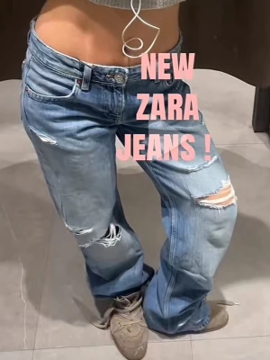 Blå slitna jeans från Zara - Säljer dessa nysläppta trendiga jeans från Zara med snygga slitningar, helt nya med lappen kvar. Storlek 32!!💕💕
