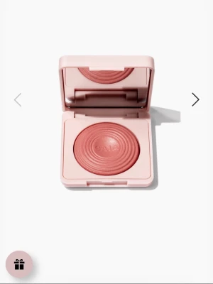 Caia glow blush peach sorbet - Caia glow blush peach sorbet, den har gått sönder i posten sen försökte jag fixa. Jag har testat den 1-2 gånger men inte använt mycket. Jättefin blush. Och texten där bak har gått bort det mesta. Original pris är 295kr. jättefin!💕