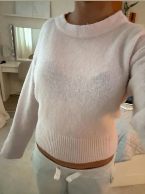 Ljusrosa stickad tröja - Mysig ljusrosa stickad tröja🌷 perfekt nu till våren/sommaren lite nopprig.