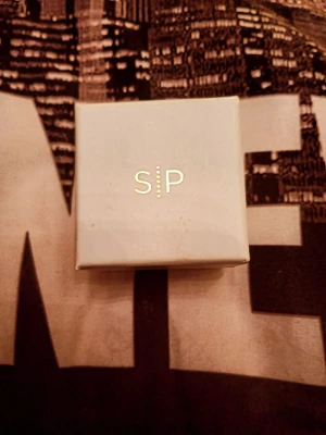 Vit smyckesask från Syster P - Snygg och stilren vit smyckesask från Syster P (bara en förvarings ask)