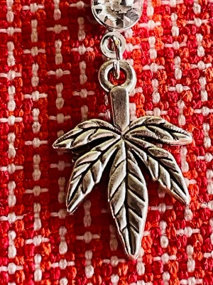 By prisförslag- 1 st Silvrigt örhänge med Maja löv och sten - coolt örhänge i silverfärg med ett detaljerat lövformat hänge och en gnistrande klar sten upptill. Perfekt accessoar för dig som gillar naturinspirerade smycken och vill sticka ut lite extra.