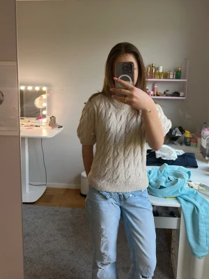 Stickad kortärmad tröja - Perfekt tröja för dig som vill ha en trendig look men ändå basic💓 Använts fåtal gånger och pris kan diskuteras💓