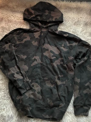 Oversized camohoodie - Säljer en camomönstrad unisex hoodie, storlek XL så sitter snyggt oversized om man har mindre storlek 🖤