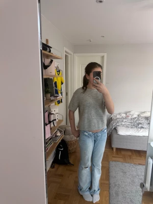 Stickad kortärmad topp - En enkel och fin grå stickad topp med korta ärmar och rak passform. Perfekt till jeans💓Mjuk och bekväm, lätt att matcha med olika outfits. Bara använd ett fåtal ggr💓                                                            158/164 men passar som xs💓