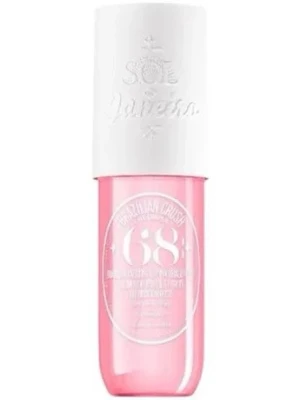 Sol de Janeiro Brazilian Crush 68 - En parfym från Sol de Janeiro med namnet Brazilian Crush 68. Flaskan är cylinderformad med en rosa transparent kropp och vit matt kork. Materialet är plast och designen är modern och ungdomlig med tydliga vita tryck på framsidan. Det är den mellersta storleken samt det gammla utseendet på flaskan. Den är lite lite använd, ungefär till strecket ni ser på bild 2💞