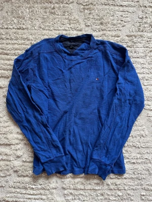 Blå långärmad tröja Tommy Hilfiger - Säljer nu den här feta Tommy Hilfiger sweatshirten för det snorbilliga priset av 100kr, storleken är M men kan även passa L. Skriv om du har funderingar 🥂