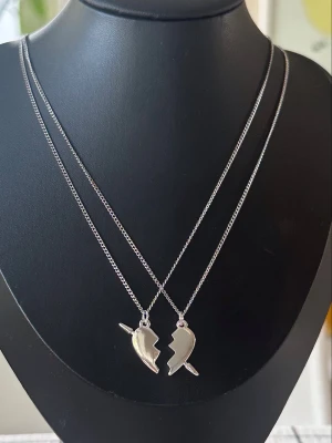 Maria Nilsdotter ”you and me” necklace Inspired! - Inspirerat Halsband av Maria Nilsdotter. Två matchande silver  halsband  med delade hjärthängen. Perfekt för att dela med en vän eller partner. Halsbanden är 100% rost och nickelfria och kedjorna är 40cm men går att förlänga med ytterligare 5cm. Vid mer frågor är det bara att höra av sig ☺️