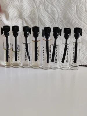 Essnce testers - Se bilder för mängd det är i.                                       Boosy peach  Vanilla sass  Perenne amore  Sweet cara  Hotter mimosa Cosy goddess Iconic flower Midsummer dream 