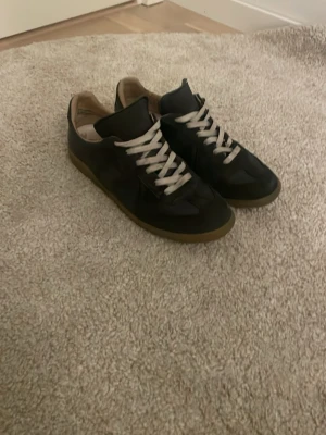 Svarta sneakers med vita snören - Säljer ett par mörkblåa gats dom kommer inte me box. Skickar dom dagen du köper dom. Ja säljer dom för ja inte använder dom längre pris 1500kr svarar på alla frågor👍