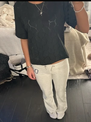 Svart blus med hålmönster - Snygg svart blus med fin mönster. Den är fin och har lite extra som får ens outfit att bli finare. Materialet känns lätt och luftigt perfekt inför sommaren.