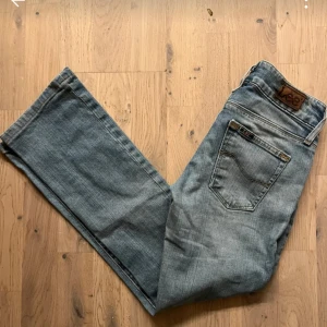 Lågmidjade Lee jeans  - Säljer dessa lågmidjade bootcut jeansen från Lee 🩷 Köpta på Vinted och säljer på grund av att de var för små. 