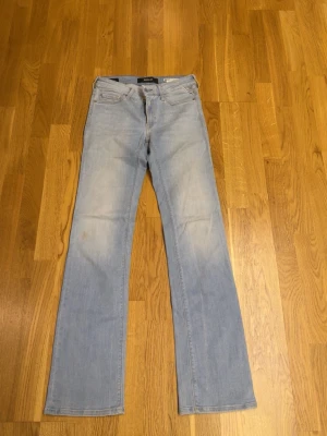 Replay ljusblå bootcut jeans - Säljer ett par ljusblå jeans från Replay, modell New Luz med bootcut fit. Jeansen har klassisk femficksdesign, normal midja och är tillverkade i mjukt denimtyg. Perfekta för dig som gillar en avslappnad men ändå trendig look.