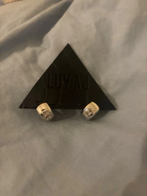 Silverörhängen Luv AJ med sten - Helt nya Luv aj örhängen nypris 849kr