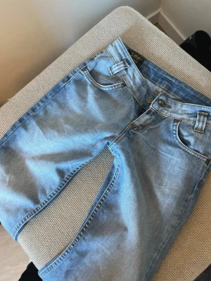 Lågmidjade jeans från Lee - Snygga Jeans från lee, står ingen storlek men passar runt xs. Jeansen är avklippta längst ner (även sicksackade). Och insydda nån cm nere vid benen. Skriv vid andra frågor, pris går att diskutera.