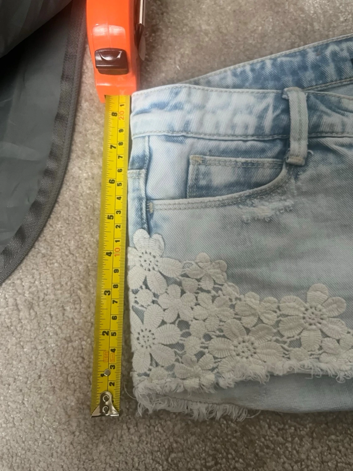 Ljusblå jeansshorts med spetsdetaljer - 4