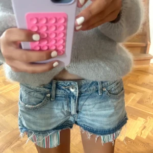 Jeans shorts - Jätteeee fina shorts men som tyvärrr va för små för mig, dom två första bilderna är lånade av tjejen jag köpte av men den sista e egen bild🩷🩷 Skriv om ni har några frågor!🩷