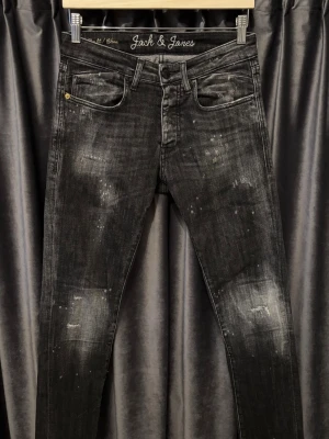 Jack&jones - SLIM FIT - Jack n jones jeans - skick 8,5/10, fint skick! - storlek 29/32 - modellen på bilden är 177 och väger 60kg, dom sitter mycket bra! - Sköna och snygga jeans med både feta slitningar och lite färgstänk - hör av er vid funderingar🙌