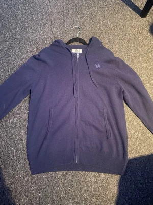 Bvaldi zip hoodie - Bvaldi zip hoodie som är använd endast 3 gånger. Strl M och skicket är nytt, hör av er vid frågor och funderingar!