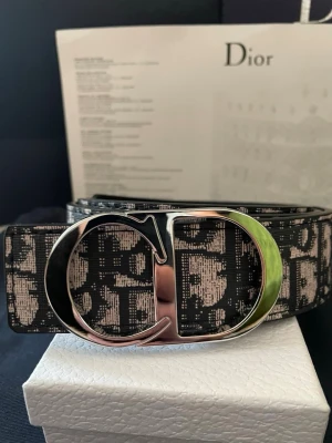 CD bälte med CD med monogram - Skönt bälte med mönster