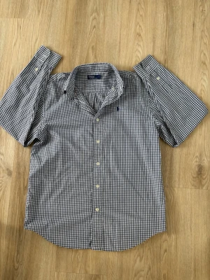 Ralph Lauren skjorta  - Skick: 8/10 | Storlek: Står L på lappen men passar mer som S | Pris: 399 | Defekter: Se bild 4 (endast ett litet hål) | Sitter perfekt för dig som är mellan 170-175 cm lång! | Postar samma dag 🚚📦| Hör av er vid frågor 🙌