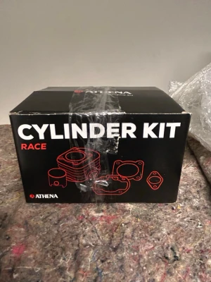 Athena Cylinder Kit 70cc (sport pro) - Säljer ett Cylinder Kit Race från Athena, helt oanvänd och du får med hela kitet inklusive packningar. Allt får du med för att moppen ska gå, passa på att köpa stage 6 veven, som är ett utmärkt val för denna cylindern. 