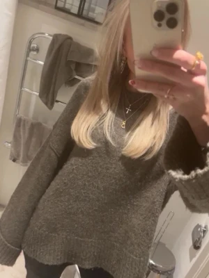 oversized stickad tröja - Super fin mysig tröja. Storlek M men passar även mig oversized med xs-s!