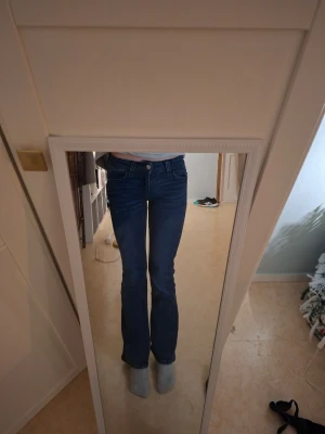 Low-waist mörkblåa jeans - Säljer dessa mörkblåa jeans från Gina tricot young i strl 158. Slutsålda och köptes för 349kr tror jag. De är använda några gånger men har inga defekter eller tecken på användning. Säljer pga de är för korta för mig, men de är sann i storleken.