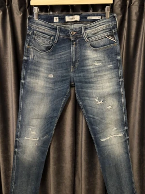 Replay anbass aged 10 - NYSKICK - Replay anbass aged 10 - NYSKICK, replaypåse tillkommer vid köp! - storlek 30/30 - SJUKT FETA JEANS, snyggare slitningar är svåra att hitta, knappt använda dessutom🤩- hör av er vid funderingar🤝