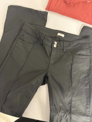 coated low waist stitch jeans från nelly - Superfina byxor i toppskick! Pytte små defekter längst ner på benen som knappt syns. Nypris 699 kr, slutsålda på Nelly. Nästan som nya, inga konstigheter. Jag upplever dem mindre i storlek ( typ M/38).   !Katt finns i hemmet!  Material: 66% Bomull, 30% Polyester (Återvunnen), 4% Elastan
