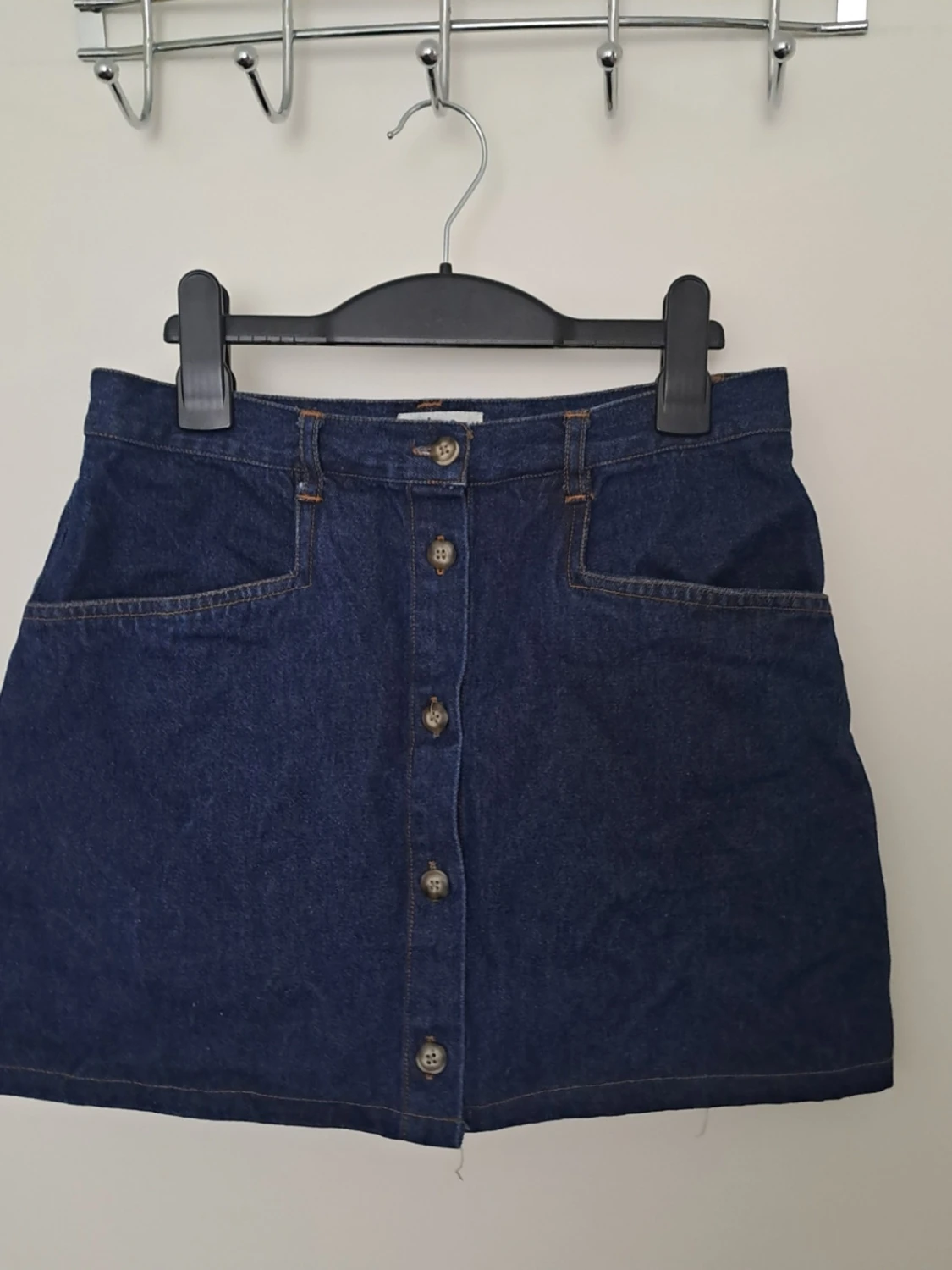 Mörkblå jeanskjol med knappar