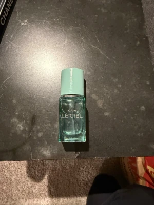 CAIA Le Ciel parfym - Fräsch parfym från CAIA med namnet Le Ciel. Flaskan är rektangulär i genomskinligt glas med ett stilrent turkost lock. Modern och enkel design som känns lyxig och trendig.