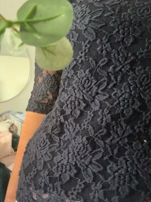 Marinblå spetsblus med blommönster - Säljer en marinblå blus i spets skit snygg!🐟
