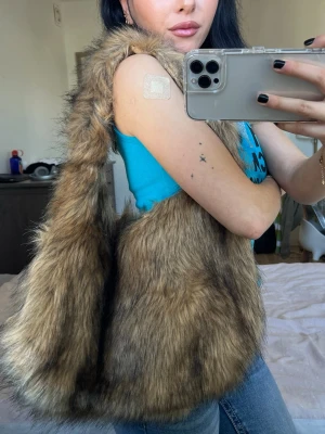 Fur hobobag - Säljer en stor och mjuk handväska i brun fuskpäls med axelrem. 